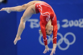 开云官网-深圳队对阵步行者，恩比德全场最佳无争议，当东方铁壁遭遇费城巨塔